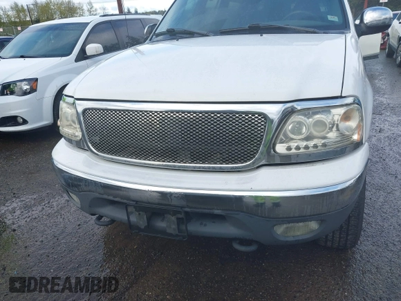 1999 Ford Expedition XLT z VIN 1FMPU18L5XLA15931, wystawiony jako IAAI lot #41952949 z przebiegiem 197 134 mil mil oraz . Historia ofert i sprzedaży dostępna na DreamBid. Obrazek 6.