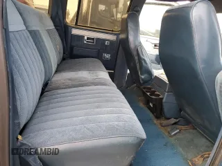 1988 GMC Suburban z VIN 1GKER16K5JF536794, wystawiony jako Copart lot #49308115 z przebiegiem 95 416 mil mil oraz Tytuł czysty. Historia ofert i sprzedaży dostępna na DreamBid. Obrazek 11.