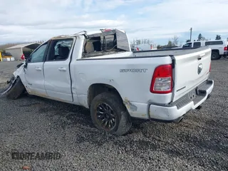 2020 Ram 1500 Big Horn z VIN 1C6SRFFT7LN128110, wystawiony jako IAAI lot #41885725 z przebiegiem 124 043 mil mil oraz . Historia ofert i sprzedaży dostępna na DreamBid. Obrazek 3.