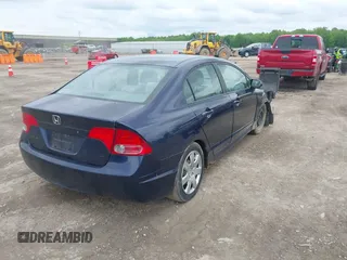 2008 Honda Civic LX z VIN 1HGFA16528L023887, wystawiony jako IAAI lot #42258235 z przebiegiem 262 586 mil mil oraz . Historia ofert i sprzedaży dostępna na DreamBid. Obrazek 4.