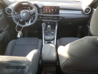 2024 Alfa Romeo Tonale Ti z VIN ZASPATCW4R3083736, wystawiony jako Copart lot #42008895 z przebiegiem 1976 mil mil oraz Szkody całkowita. Historia ofert i sprzedaży dostępna na DreamBid. Obrazek 8.