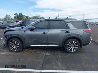 2024 Nissan Pathfinder Platinum z VIN 5N1DR3DH5RC249989, wystawiony jako IAAI lot #41875666 z przebiegiem 4 218 mil mil oraz . Historia ofert i sprzedaży dostępna na DreamBid. Obrazek 14.
