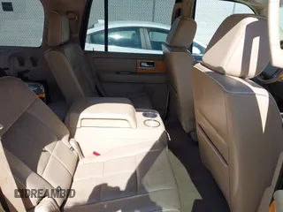2007 Lincoln Navigator z VIN 5LMFU275X7LJ04864, wystawiony jako IAAI lot #41782780 z przebiegiem 171 433 mil mil oraz . Historia ofert i sprzedaży dostępna na DreamBid. Obrazek 8.