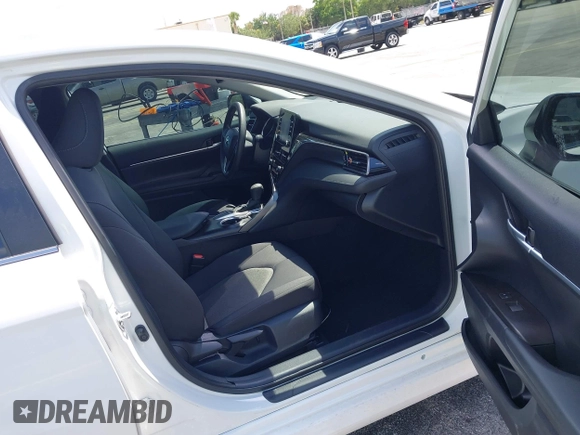 2024 Toyota Camry LE z VIN 4T1R11AK5RU881936, wystawiony jako IAAI lot #42080937 z przebiegiem 13 302 mil mil oraz . Historia ofert i sprzedaży dostępna na DreamBid. Obrazek 5.
