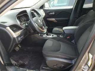 2017 Jeep Cherokee Latitude z VIN 1C4PJMCS0HW606505, wystawiony jako Copart lot #59807475 z przebiegiem 83 035 mil mil oraz Czysty tytuł • Clean title. Historia ofert i sprzedaży dostępna na DreamBid. Obrazek 7.