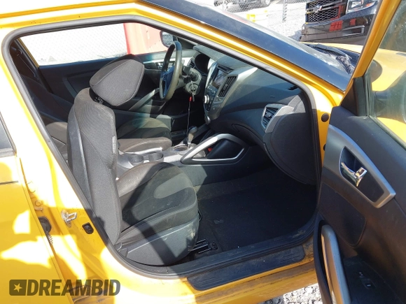2012 Hyundai Veloster w/Gray Int z VIN KMHTC6AD2CU079902, wystawiony jako IAAI lot #42088473 z przebiegiem 143 983 mil mil oraz . Historia ofert i sprzedaży dostępna na DreamBid. Obrazek 5.