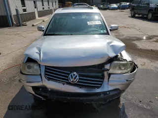 2003 Volkswagen Passat GLS z VIN WVWPD63BX3P100430, wystawiony jako Copart lot #70912634 z przebiegiem 129 933 mil mil oraz Szkoda całkowita • Salvage title. Historia ofert i sprzedaży dostępna na DreamBid. Obrazek 5.