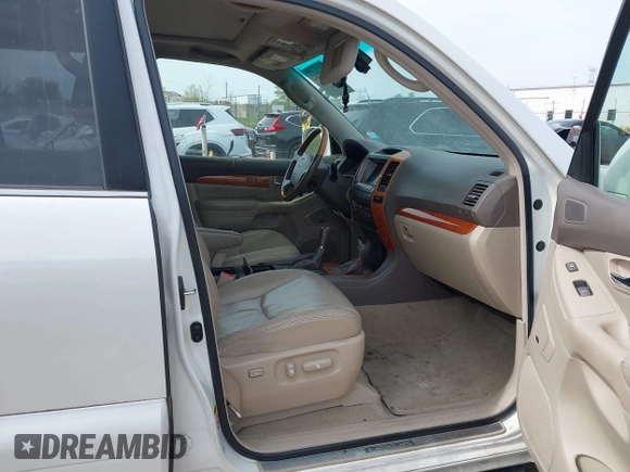 2004 Lexus GX 470 with VIN JTJBT20X440062559, listed as a IAAI auction lot 42142442 with 261,126 mi miles. Bid and sale history available at carsss.com. Image 5.