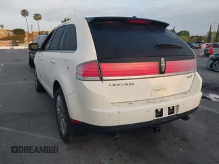2008 Lincoln MKX z VIN 2LMDU68C98BJ11860, wystawiony jako IAAI lot #42076339 z przebiegiem 136 889 mil mil oraz . Historia ofert i sprzedaży dostępna na DreamBid. Obrazek 3.