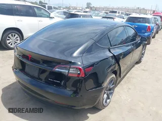 2022 Tesla Model 3 Long Range z VIN 5YJ3E1EB3NF273165, wystawiony jako IAAI lot #42282702 z przebiegiem 41 445 mil mil oraz . Historia ofert i sprzedaży dostępna na DreamBid. Obrazek 4.