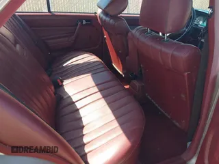1986 Mercedes-Benz 190 E z VIN WDBDA24D0GF194753, wystawiony jako IAAI lot #42321094 z przebiegiem 135 395 mil mil oraz . Historia ofert i sprzedaży dostępna na DreamBid. Obrazek 8.