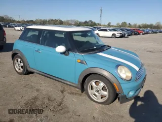 2008 MINI Hardtop z VIN WMWMF335X8TT62496, wystawiony jako Copart lot #52482015 z przebiegiem 188 965 mil mil oraz Szkoda całkowita • Salvage title. Historia ofert i sprzedaży dostępna na DreamBid. Obrazek 4.
