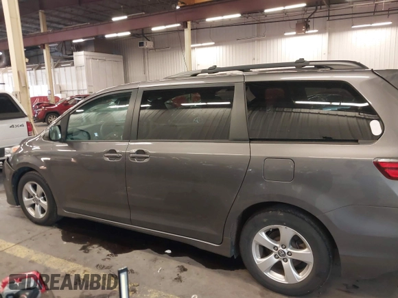 2018 Toyota Sienna LE Auto Access Seat with VIN 5TDKZ3DC4JS903738, listed as a IAAI auction lot 41688581 with 42,511 mi miles. Bid and sale history available at carsss.com. Image 14.