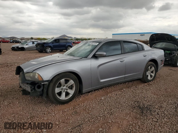 2013 Dodge Charger SE z VIN 2C3CDXBG2DH654105, wystawiony jako Copart lot #56041455 z przebiegiem 198 926 mil mil oraz Szkody całkowita. Historia ofert i sprzedaży dostępna na DreamBid. Obrazek 1.