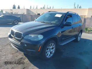 2012 BMW X5 35i z VIN 5UXZV4C50CL744724, wystawiony jako IAAI lot #41635239 z przebiegiem 166 363 mil mil oraz . Historia ofert i sprzedaży dostępna na DreamBid. Obrazek 2.