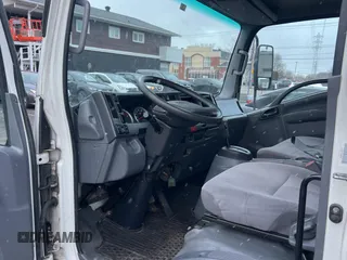 2017 Isuzu NRR IBT z VIN JALE5W168H7303297, wystawiony jako Copart lot #83224784 z przebiegiem 141 345 mil mil oraz Tytuł czysty. Historia ofert i sprzedaży dostępna na DreamBid. Obrazek 5.