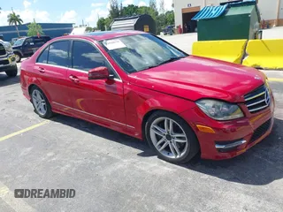 2014 Mercedes-Benz C 300 Sport z VIN WDDGF8AB2EA943252, wystawiony jako IAAI lot #42518579 z przebiegiem 109 514 mil mil oraz . Historia ofert i sprzedaży dostępna na DreamBid. Obrazek 1.