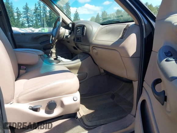1999 Ford Expedition XLT z VIN 1FMPU18L9XLC40031, wystawiony jako IAAI lot #42722263 z przebiegiem 168 395 mil mil oraz . Historia ofert i sprzedaży dostępna na DreamBid. Obrazek 5.