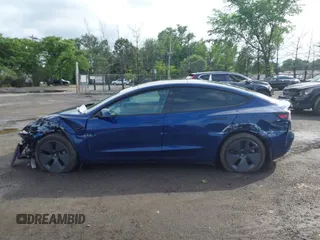 2022 Tesla Model 3 Long Range z VIN 5YJ3E1EB2NF193808, wystawiony jako IAAI lot #42281993 z przebiegiem 40 340 mil mil oraz . Historia ofert i sprzedaży dostępna na DreamBid. Obrazek 14.