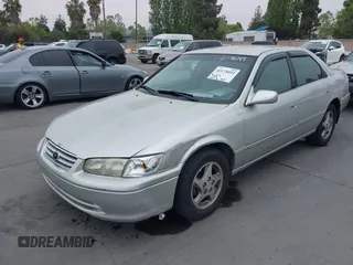 2001 Toyota Camry LE z VIN 4T1BF22K61U126600, wystawiony jako IAAI lot #42175093 z przebiegiem 294 276 mil mil oraz . Historia ofert i sprzedaży dostępna na DreamBid. Obrazek 6.
