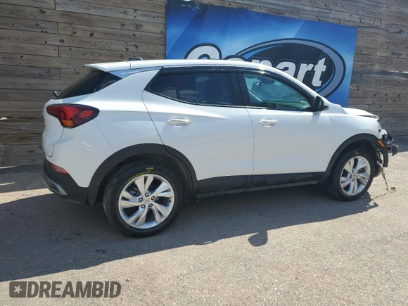 2024 Buick Encore GX Preferred z VIN KL4AMCSL3RB196321, wystawiony jako Copart lot #62962145 z przebiegiem 17 810 mil mil oraz Czysty tytuł • Clean title. Historia ofert i sprzedaży dostępna na DreamBid. Obrazek 3.