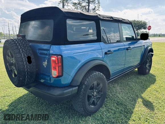 2023 Ford Bronco z VIN 1FMDE5DH1PLA85211, wystawiony jako Copart lot #56986915 z przebiegiem 33 535 mil mil oraz Szkoda całkowita • Salvage title. Historia ofert i sprzedaży dostępna na DreamBid. Obrazek 4.
