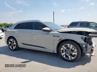 2022 Audi e-tron Premium z VIN WA1AAAGEXNB023977, wystawiony jako Copart lot #53498145 z przebiegiem 28 494 mil mil oraz Szkody całkowita. Historia ofert i sprzedaży dostępna na DreamBid. Obrazek 4.