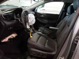 2023 Buick Encore GX Essence z VIN KL4MMFSL7PB064089, wystawiony jako Copart lot #59337995 z przebiegiem Nie podano mil oraz Nie do naprawy • Non repairable. Historia ofert i sprzedaży dostępna na DreamBid. Obrazek 7.