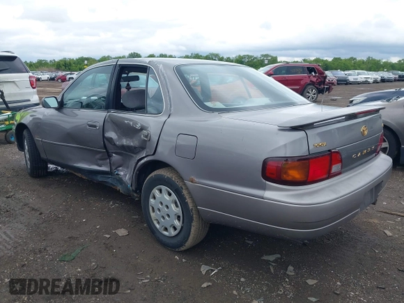 1995 Toyota Camry LE z VIN 4T1SK12E0SU634143, wystawiony jako IAAI lot #42274448 z przebiegiem 159 962 mil mil oraz . Historia ofert i sprzedaży dostępna na DreamBid. Obrazek 3.