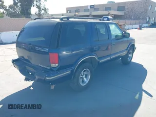 1999 Chevrolet Blazer LS z VIN 1GNCS13W0X2125101, wystawiony jako IAAI lot #42311277 z przebiegiem Nie podano mil oraz . Historia ofert i sprzedaży dostępna na DreamBid. Obrazek 4.