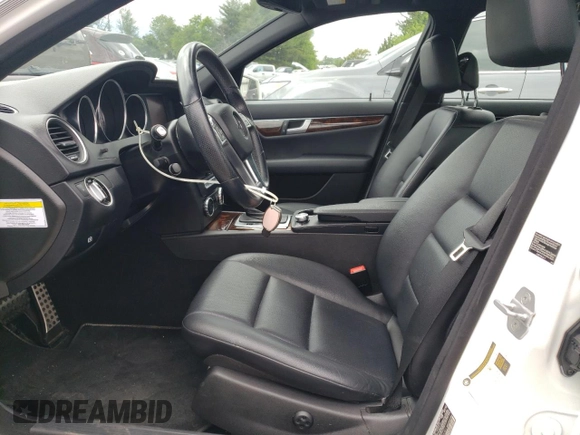 2013 Mercedes-Benz C 300 Sport z VIN WDDGF8ABXDR246301, wystawiony jako Copart lot #57881835 z przebiegiem 101 856 mil mil oraz Szkoda całkowita • Salvage title. Historia ofert i sprzedaży dostępna na DreamBid. Obrazek 7.