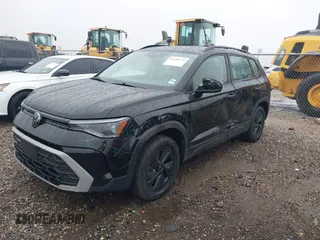 2025 Volkswagen Taos S z VIN 3VV5C7B27SM023006, wystawiony jako IAAI lot #42188274 z przebiegiem 5 375 mil mil oraz . Historia ofert i sprzedaży dostępna na DreamBid. Obrazek 2.