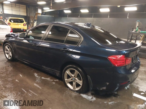 2015 BMW 3 Series 328i xDrive z VIN WBA3B5C51FP654322, wystawiony jako IAAI lot #41675405 z przebiegiem 108 798 mil mil oraz . Historia ofert i sprzedaży dostępna na DreamBid. Obrazek 3.