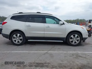 2012 Chevrolet Traverse LTZ z VIN 1GNKRLED1CJ115529, wystawiony jako IAAI lot #41985127 z przebiegiem 85 364 mil mil oraz . Historia ofert i sprzedaży dostępna na DreamBid. Obrazek 13.