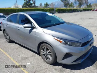2023 Kia Forte LXS z VIN 3KPF24AD3PE672150, wystawiony jako IAAI lot #41818409 z przebiegiem 33 551 mil mil oraz . Historia ofert i sprzedaży dostępna na DreamBid. Obrazek 1.