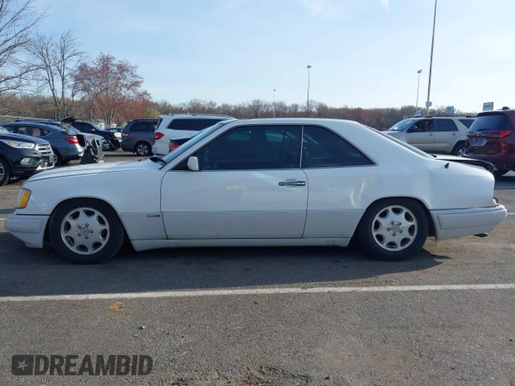 1994 Mercedes-Benz E z VIN WDBEA52E0RC079107, wystawiony jako IAAI lot #41932270 z przebiegiem 187 928 mil mil oraz . Historia ofert i sprzedaży dostępna na DreamBid. Obrazek 14.