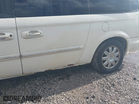 2007 Chrysler Town & Country LWB Touring with VIN 2A4GP54L67R151544, listed as a IAAI auction lot 42027456 with Not Provided miles. Bid and sale history available at carsss.com. Image 14.