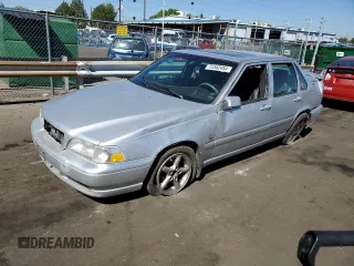 2000 Volvo S70 z VIN YV1LS61J4Y2630471, wystawiony jako Copart lot #72342454 z przebiegiem 167 733 mil mil oraz Nie do naprawy. Historia ofert i sprzedaży dostępna na DreamBid. Obrazek 1.