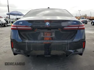 2024 BMW i5 eDrive40 z VIN WBY33FK01RCR58515, wystawiony jako Copart lot #76064474 z przebiegiem 19 000 mil mil oraz Szkody całkowita. Historia ofert i sprzedaży dostępna na DreamBid. Obrazek 6.