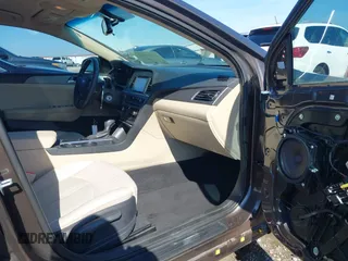 2016 Hyundai Sonata SE z VIN 5NPE24AF5GH269327, wystawiony jako IAAI lot #41810855 z przebiegiem 120 379 mil mil oraz . Historia ofert i sprzedaży dostępna na DreamBid. Obrazek 5.