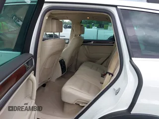 2013 Volkswagen Touareg Exec z VIN WVGEF9BP5DD005322, wystawiony jako IAAI lot #42146276 z przebiegiem 154 498 mil mil oraz . Historia ofert i sprzedaży dostępna na DreamBid. Obrazek 8.