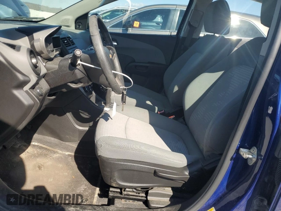 2013 Chevrolet Sonic LS z VIN 1G1JA5SH4D4170385, wystawiony jako Copart lot #53424445 z przebiegiem 73 063 mil mil oraz Czysty tytuł • Clean title. Historia ofert i sprzedaży dostępna na DreamBid. Obrazek 7.