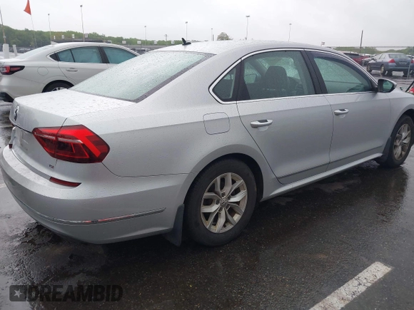 2017 Volkswagen Passat S z VIN 1VWAT7A38HC064419, wystawiony jako IAAI lot #42156027 z przebiegiem 81 062 mil mil oraz . Historia ofert i sprzedaży dostępna na DreamBid. Obrazek 4.