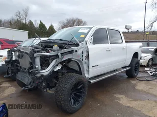 2022 Ram 1500 Big Horn z VIN 1C6SRFMT9NN241711, wystawiony jako IAAI lot #41696580 z przebiegiem 42 693 mil mil oraz . Historia ofert i sprzedaży dostępna na DreamBid. Obrazek 2.