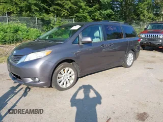 2012 Toyota Sienna XLE z VIN 5TDDK3DC9CS036692, wystawiony jako IAAI lot #42861841 z przebiegiem 122 070 mil mil oraz . Historia ofert i sprzedaży dostępna na DreamBid. Obrazek 2.