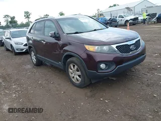 2013 Kia Sorento LX z VIN 5XYKTDA23DG351833, wystawiony jako IAAI lot #42838524 z przebiegiem 213 719 mil mil oraz . Historia ofert i sprzedaży dostępna na DreamBid. Obrazek 1.