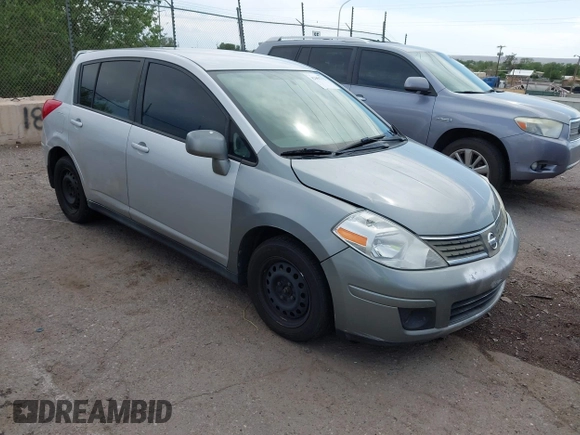 2009 Nissan Versa S z VIN 3N1BC13E39L368169, wystawiony jako IAAI lot #42465712 z przebiegiem 208 652 mil mil oraz . Historia ofert i sprzedaży dostępna na DreamBid. Obrazek 1.