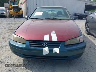 1997 Toyota Camry LE z VIN 4T1BG22K2VU778245, wystawiony jako IAAI lot #42145592 z przebiegiem 276 611 mil mil oraz . Historia ofert i sprzedaży dostępna na DreamBid. Obrazek 6.