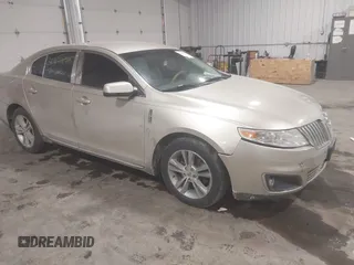 2010 Lincoln MKS z VIN 1LNHL9DR2AG603379, wystawiony jako IAAI lot #41641846 z przebiegiem 207 623 mil mil oraz . Historia ofert i sprzedaży dostępna na DreamBid. Obrazek 1.