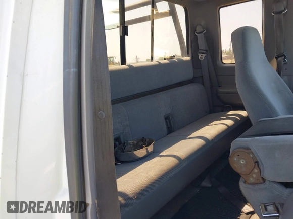 1995 Ford F-250 z VIN 1FTHX25H2SKC12673, wystawiony jako IAAI lot #42381220 z przebiegiem Nie podano mil oraz . Historia ofert i sprzedaży dostępna na DreamBid. Obrazek 8.
